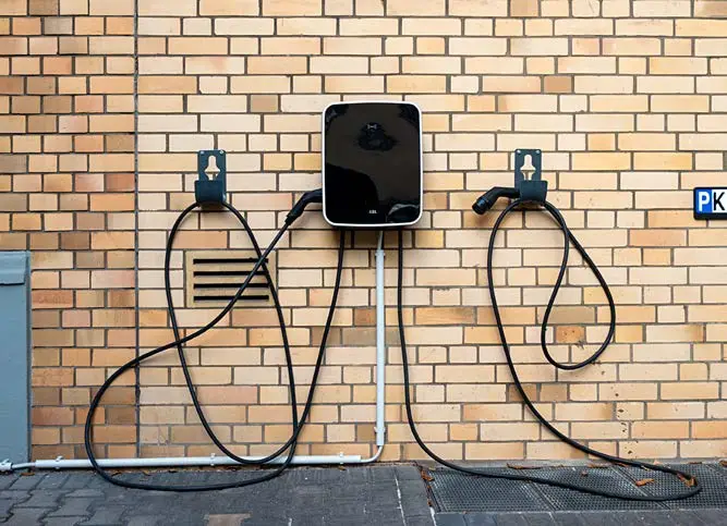 E-Ladestation im Hinterhof