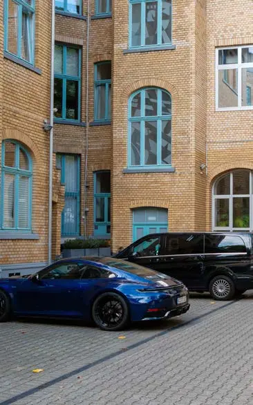 Das Bürofenster vom Hof aus gesehen