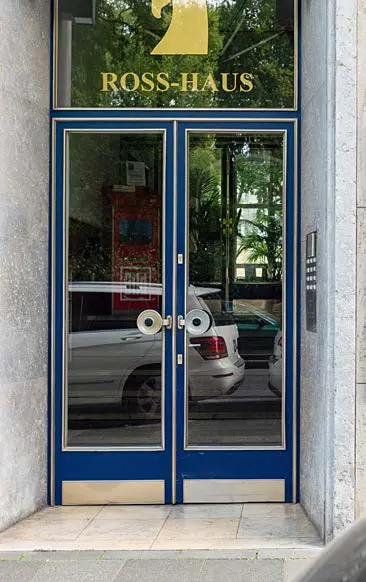 Eingang zum Ross-Haus